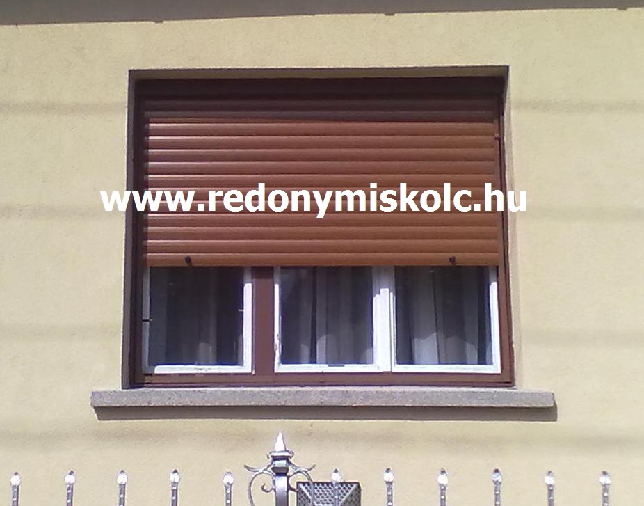 Ilyen lett - fel�j�tott bels�tokos red�ny