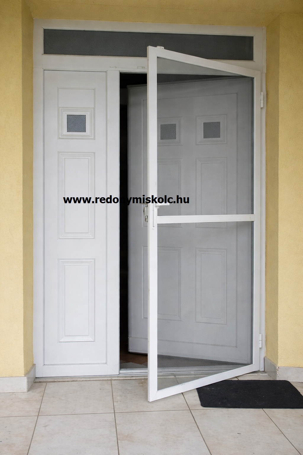 Ny�l� sz�nyogh�l� ajt� � szerel�s k�zben